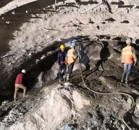 阳日镇拱顶带模注浆料的施工流程及注意事项